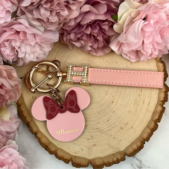 Gorgeous Pink Leather Minnie Mouse with Wrist Strap Key Fob Keychain - Picture 3 of 16